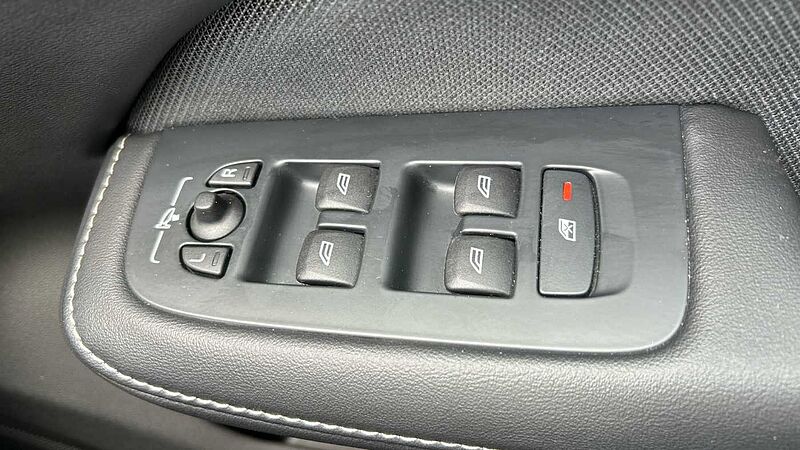 Volvo S60 R-Design, B5 mild hybrid (Apple Car Play, 19' Alloys, Camera, Low Miles)