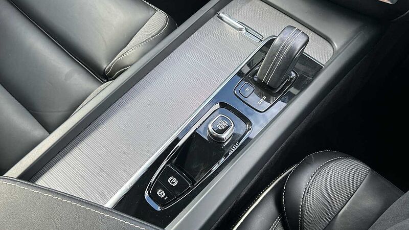 Volvo S60 R-Design, B5 mild hybrid (Apple Car Play, 19' Alloys, Camera, Low Miles)
