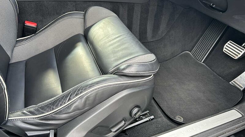 Volvo S60 R-Design, B5 mild hybrid (Apple Car Play, 19' Alloys, Camera, Low Miles)