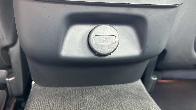 Volvo S60 R-Design, B5 mild hybrid (Apple Car Play, 19' Alloys, Camera, Low Miles)