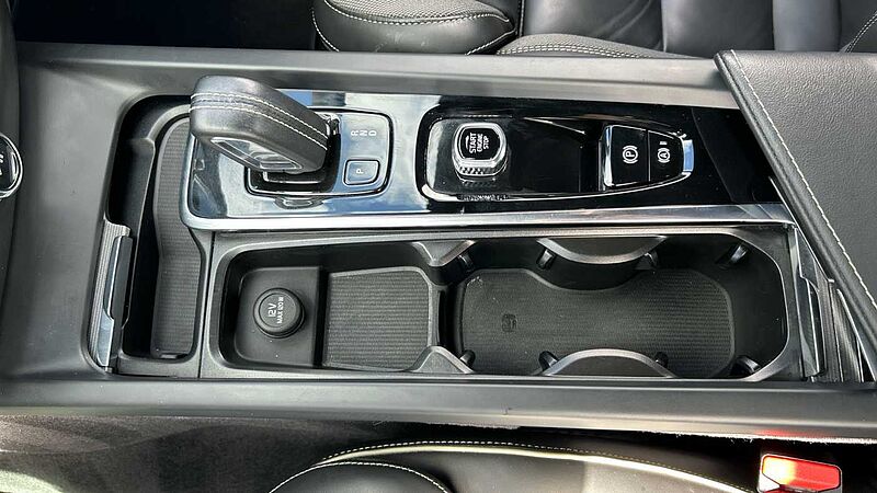 Volvo S60 R-Design, B5 mild hybrid (Apple Car Play, 19' Alloys, Camera, Low Miles)