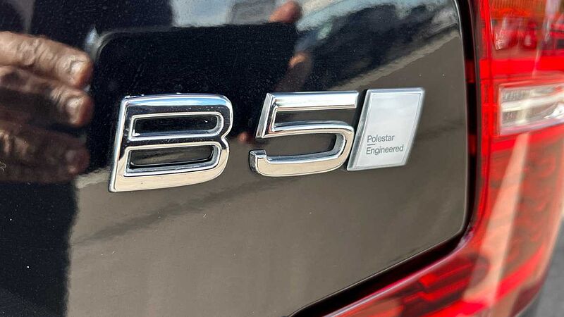Volvo S60 R-Design, B5 mild hybrid (Apple Car Play, 19' Alloys, Camera, Low Miles)