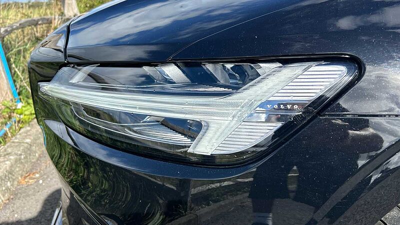 Volvo S60 R-Design, B5 mild hybrid (Apple Car Play, 19' Alloys, Camera, Low Miles)