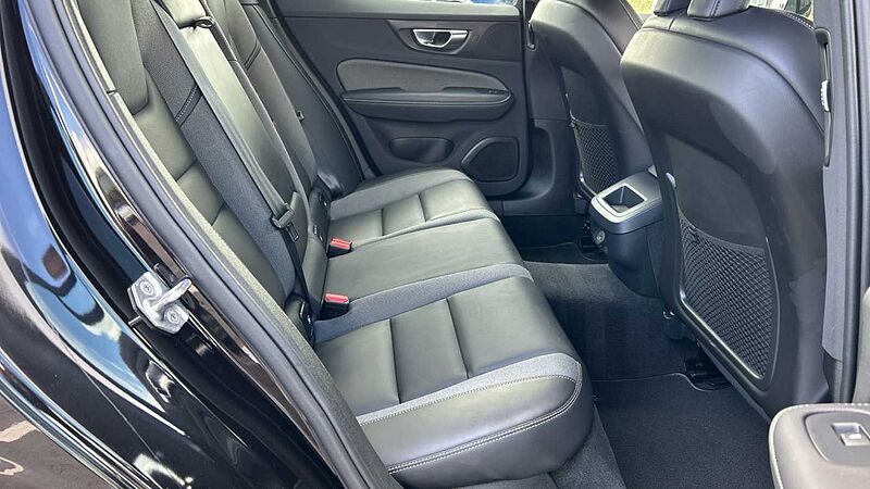 Volvo S60 R-Design, B5 mild hybrid (Apple Car Play, 19' Alloys, Camera, Low Miles)