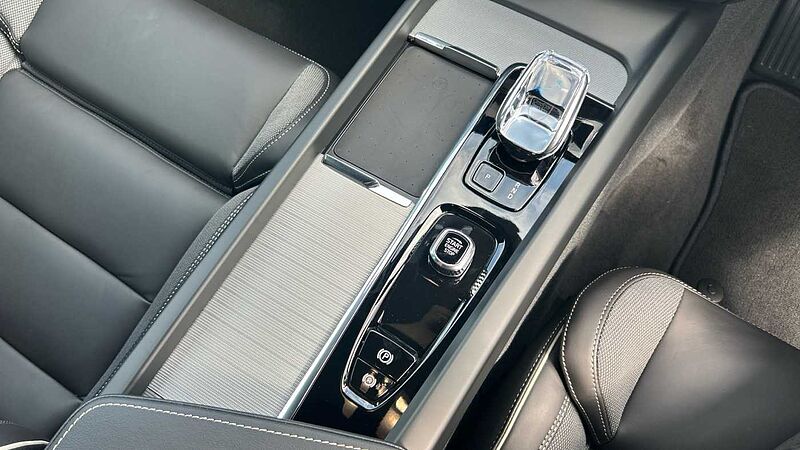 Volvo V60 Plus, B4 Mild hybrid, Petrol, Dark (Stunning 2026 Colour, Low Mileage! )