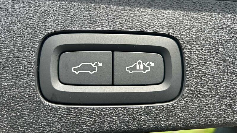 Volvo V60 Plus, B4 Mild hybrid, Petrol, Dark (Stunning 2026 Colour, Low Mileage! )