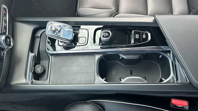 Volvo V60 Plus, B4 Mild hybrid, Petrol, Dark (Stunning 2026 Colour, Low Mileage! )