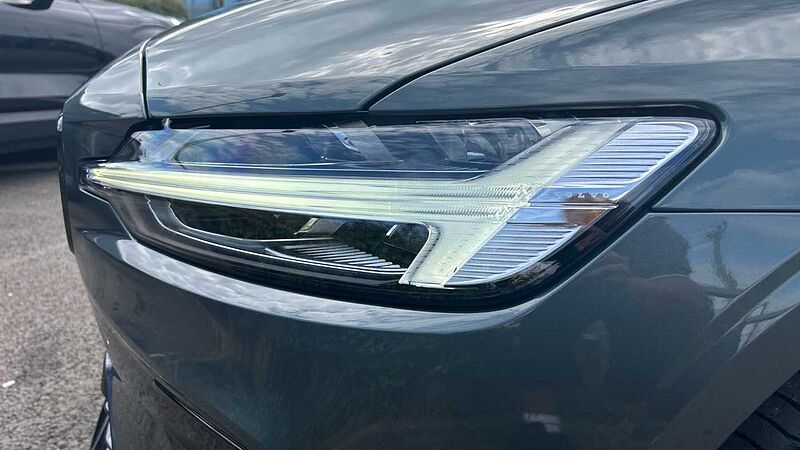 Volvo V60 Plus, B4 Mild hybrid, Petrol, Dark (Stunning 2026 Colour, Low Mileage! )