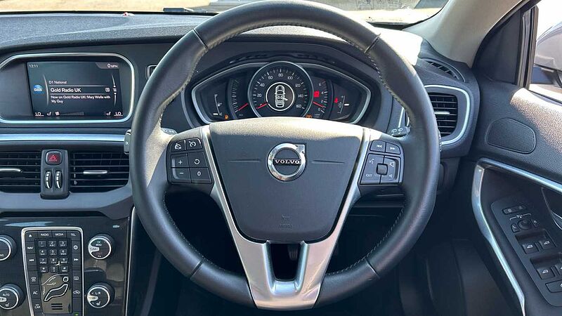 Volvo V40 D2 Momentum Manual (Winter Pack, Front Park Assist, 1 Owner)