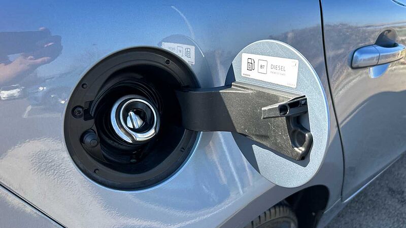 Volvo V40 D2 Momentum Manual (Winter Pack, Front Park Assist, 1 Owner)