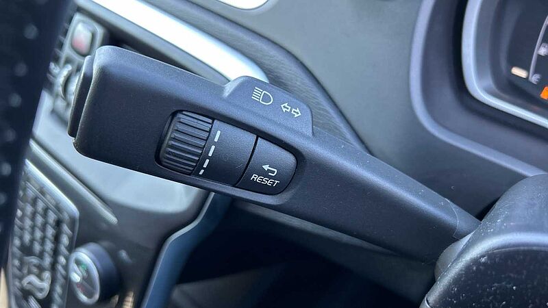 Volvo V40 D2 Momentum Manual (Winter Pack, Front Park Assist, 1 Owner)