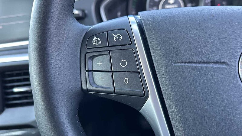 Volvo V40 D2 Momentum Manual (Winter Pack, Front Park Assist, 1 Owner)