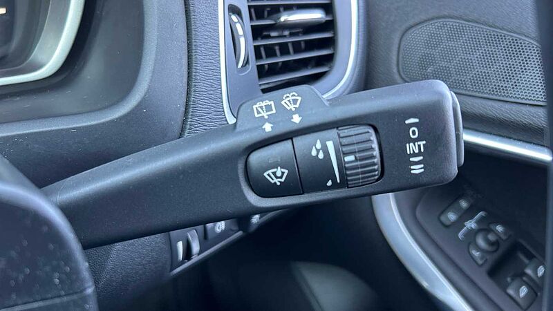 Volvo V40 D2 Momentum Manual (Winter Pack, Front Park Assist, 1 Owner)