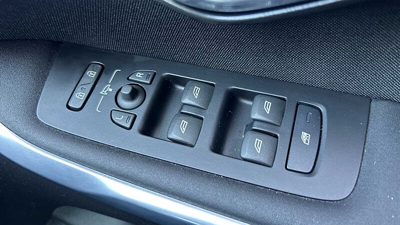 Volvo V40 D2 Momentum Manual (Winter Pack, Front Park Assist, 1 Owner)