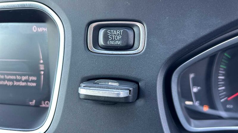 Volvo V40 D2 Momentum Manual (Winter Pack, Front Park Assist, 1 Owner)