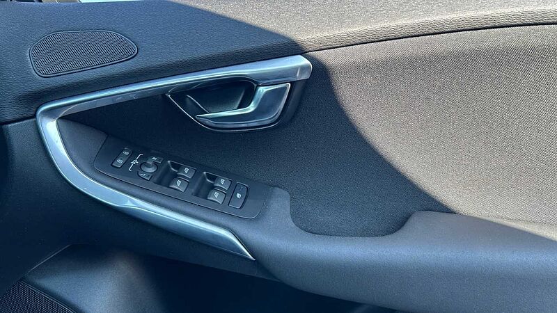 Volvo V40 D2 Momentum Manual (Winter Pack, Front Park Assist, 1 Owner)