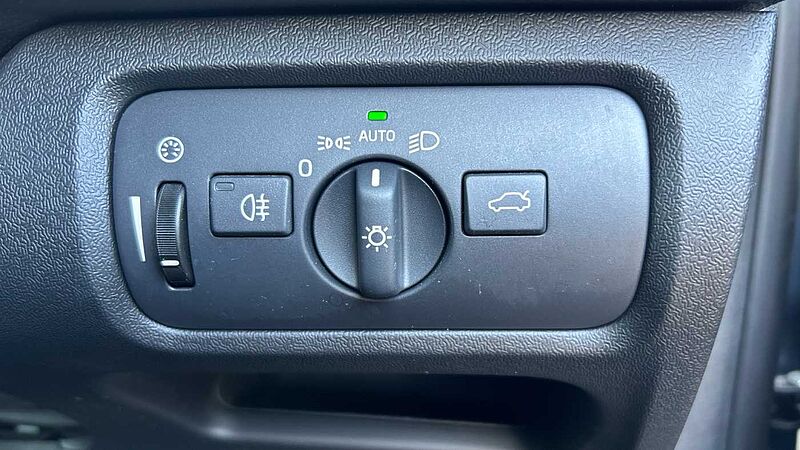 Volvo V40 D2 Momentum Manual (Winter Pack, Front Park Assist, 1 Owner)