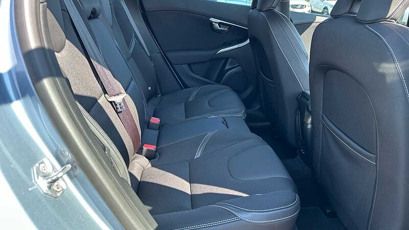 Volvo V40 D2 Momentum Manual (Winter Pack, Front Park Assist, 1 Owner)