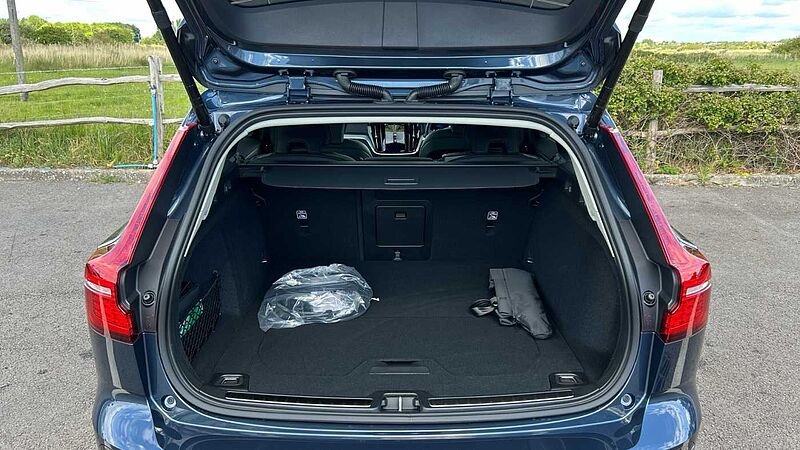 Volvo V60 Ultra, T8 AWD Plug-in hybrid, Electric/Petrol, Dark (Ex Demo, Under 200 Miles)