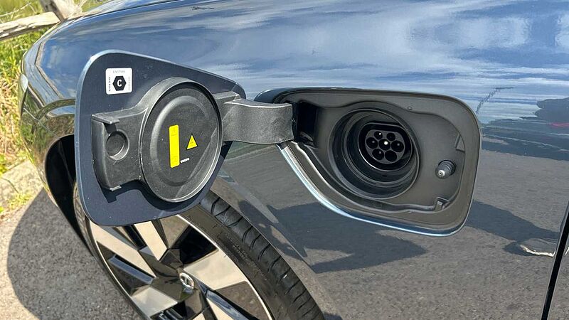 Volvo V60 Ultra, T8 AWD Plug-in hybrid, Electric/Petrol, Dark (Ex Demo, Under 200 Miles)