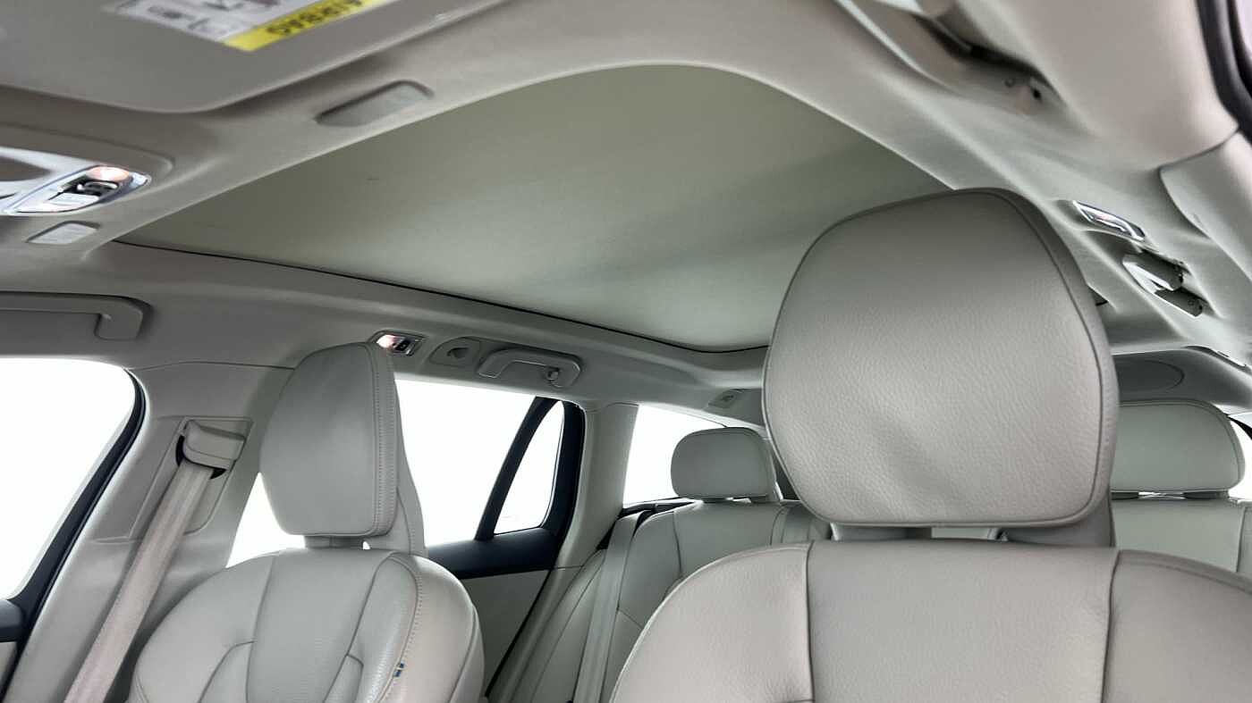 Volvo V60 Cross Country B5 (P) AWD (Blond Leather, Lounge Pack, Sunroof, Harman/Kardon Sound)