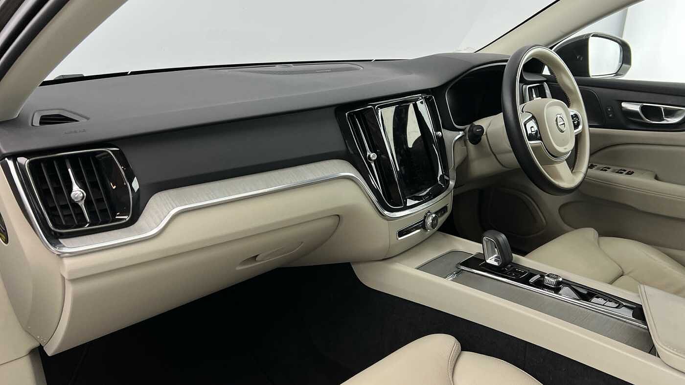 Volvo V60 Cross Country B5 (P) AWD (Blond Leather, Lounge Pack, Sunroof, Harman/Kardon Sound)