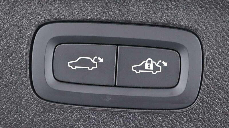 Volvo XC90 T8 PHEV AWD Ultra Dark (Seat Massage, 22' Alloys, Sunroof, Pilot Assist)