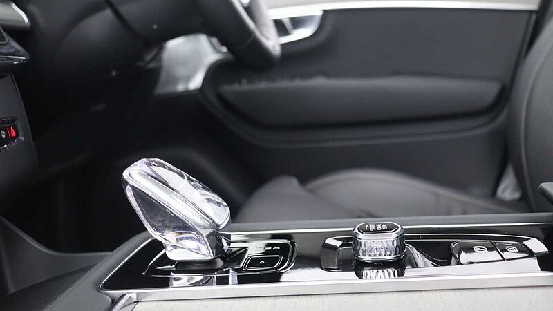 Volvo XC90 T8 PHEV AWD Ultra Dark (Seat Massage, 22' Alloys, Sunroof, Pilot Assist)