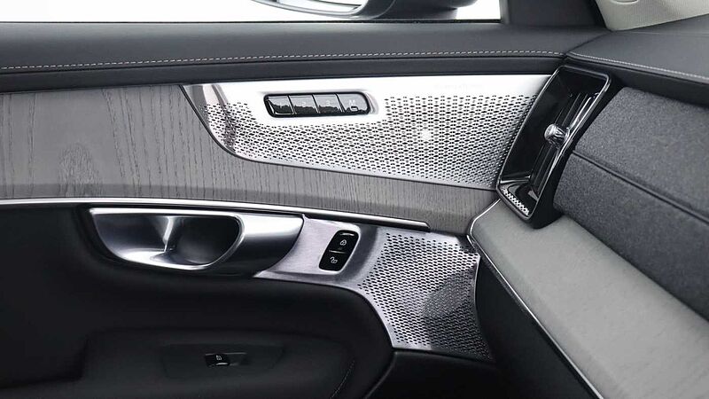 Volvo XC90 T8 PHEV AWD Ultra Dark (Seat Massage, 22' Alloys, Sunroof, Pilot Assist)
