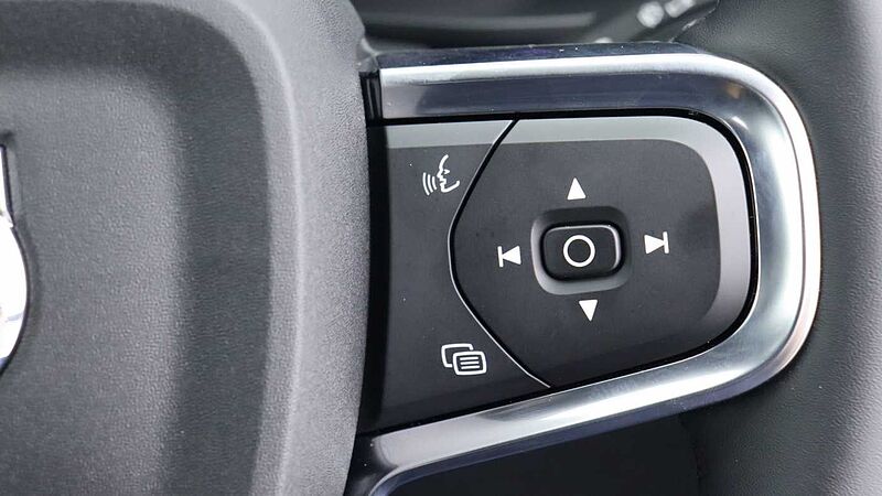 Volvo XC40 B4 (P) Black Edition Ultra (Sunroof, Pilot Assist, 20' Alloys, BLIS)