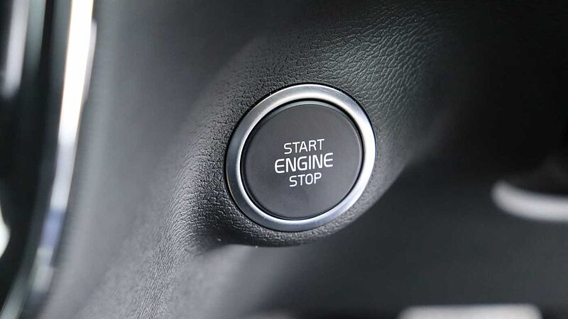 Volvo XC40 B4 (P) Black Edition Ultra (Sunroof, Pilot Assist, 20' Alloys, BLIS)