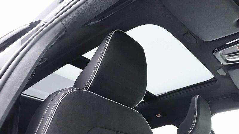 Volvo XC40 B4 (P) Black Edition Ultra (Sunroof, Pilot Assist, 20' Alloys, BLIS)
