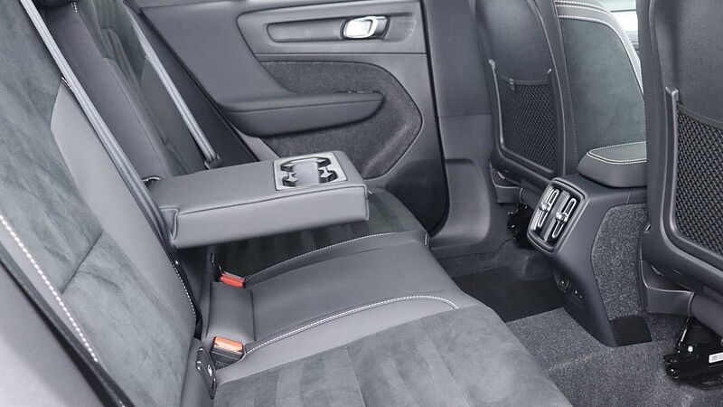 Volvo XC40 B4 (P) Black Edition Ultra (Sunroof, Pilot Assist, 20' Alloys, BLIS)