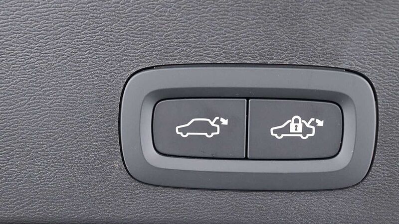 Volvo XC40 B4 (P) Black Edition Ultra (Sunroof, Pilot Assist, 20' Alloys, BLIS)