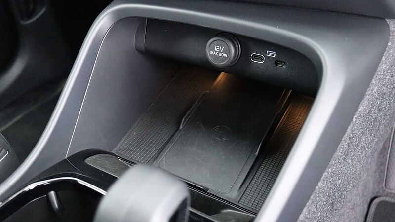 Volvo XC40 B4 (P) Black Edition Ultra (Sunroof, Pilot Assist, 20' Alloys, BLIS)