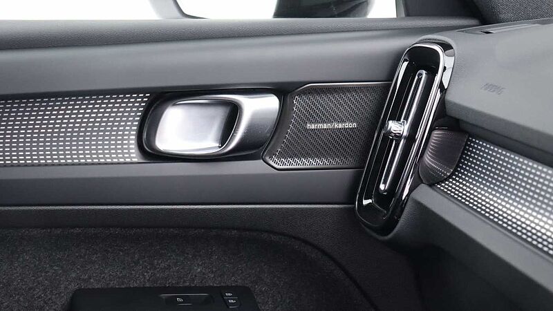 Volvo XC40 B4 (P) Black Edition Ultra (Sunroof, Pilot Assist, 20' Alloys, BLIS)