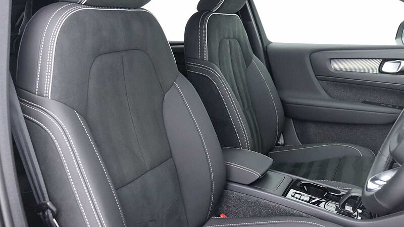 Volvo XC40 B4 (P) Black Edition Ultra (Sunroof, Pilot Assist, 20' Alloys, BLIS)