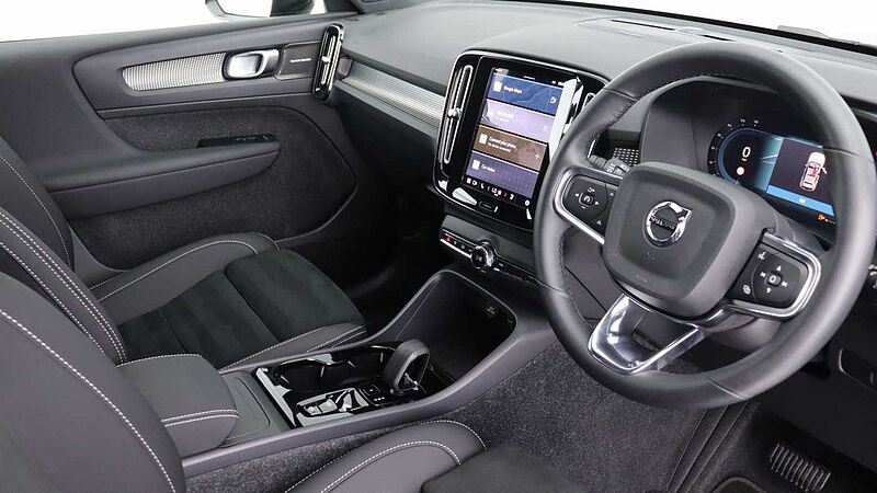 Volvo XC40 B4 (P) Black Edition Ultra (Sunroof, Pilot Assist, 20' Alloys, BLIS)