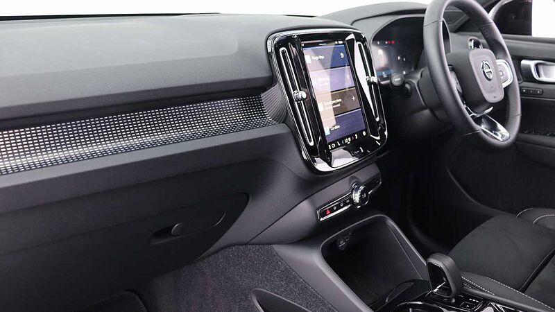 Volvo XC40 B4 (P) Black Edition Ultra (Sunroof, Pilot Assist, 20' Alloys, BLIS)
