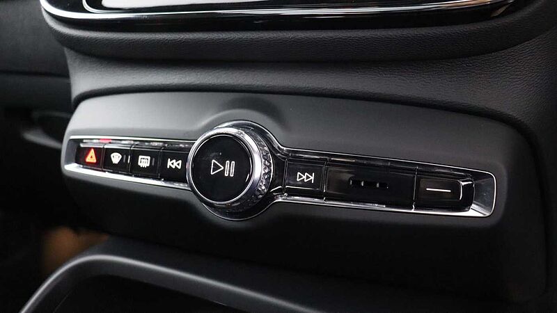 Volvo XC40 B4 (P) Black Edition Ultra (Sunroof, Pilot Assist, 20' Alloys, BLIS)
