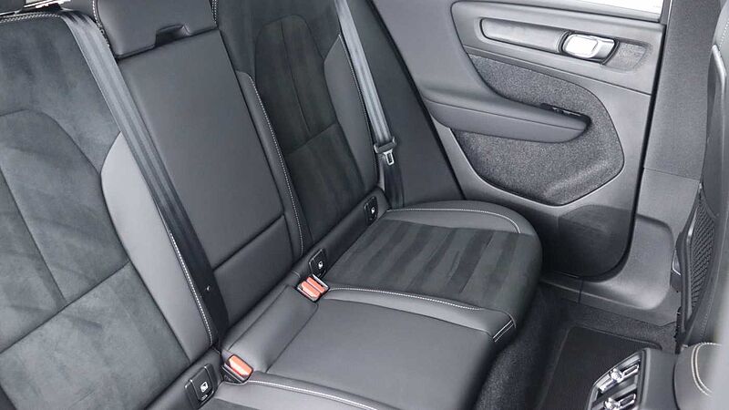 Volvo XC40 B4 (P) Black Edition Ultra (Sunroof, Pilot Assist, 20' Alloys, BLIS)