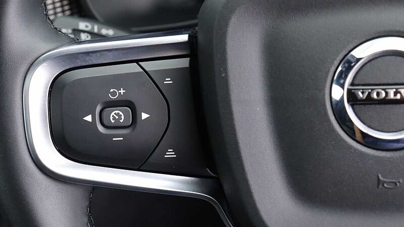 Volvo XC40 B3 (P) Black Edition Ultra (Sunroof, Pilot Assist, BLIS, Heated Seats)