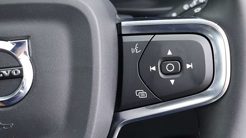 Volvo XC40 B3 (P) Black Edition Ultra (Sunroof, Pilot Assist, BLIS, Heated Seats)