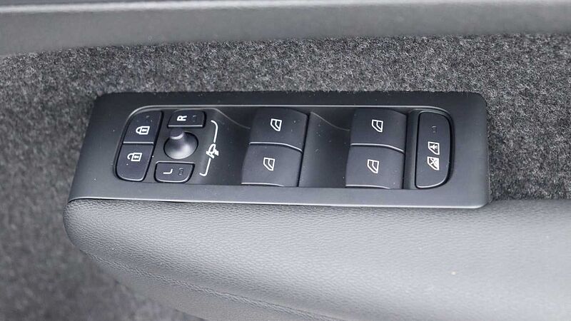 Volvo XC40 B3 (P) Black Edition Ultra (Sunroof, Pilot Assist, BLIS, Heated Seats)