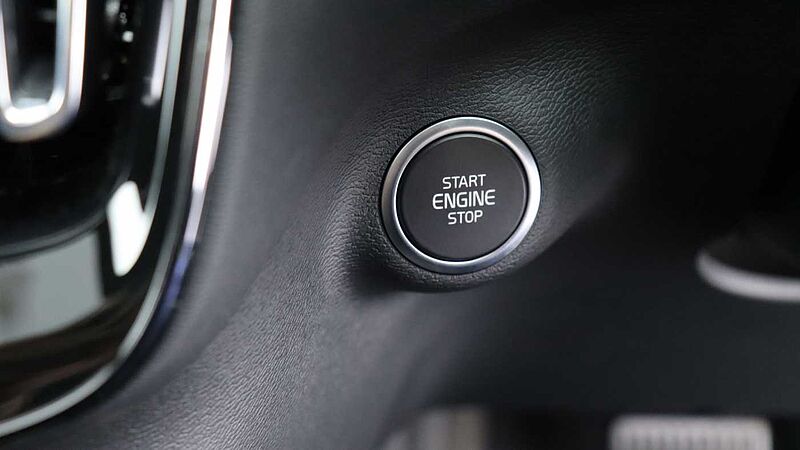 Volvo XC40 B3 (P) Black Edition Ultra (Sunroof, Pilot Assist, BLIS, Heated Seats)