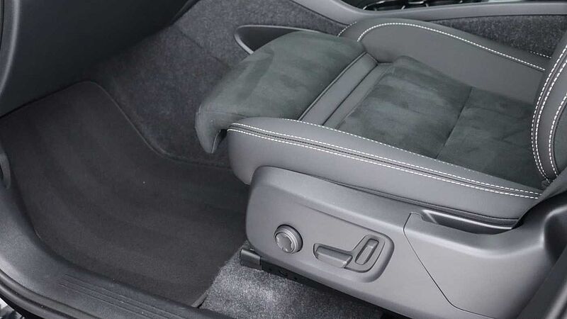 Volvo XC40 B3 (P) Black Edition Ultra (Sunroof, Pilot Assist, BLIS, Heated Seats)