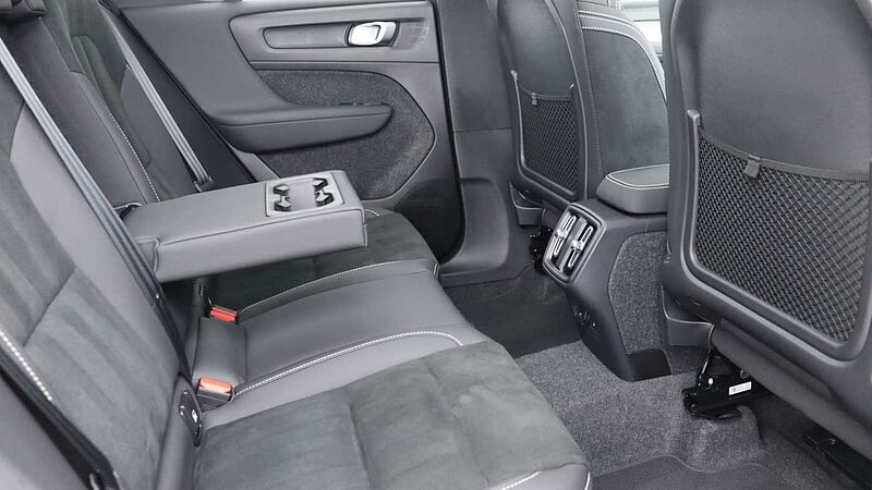 Volvo XC40 B3 (P) Black Edition Ultra (Sunroof, Pilot Assist, BLIS, Heated Seats)
