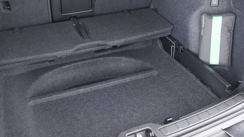 Volvo XC40 B3 (P) Black Edition Ultra (Sunroof, Pilot Assist, BLIS, Heated Seats)