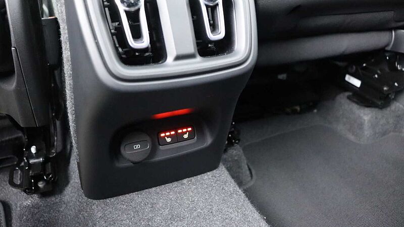 Volvo XC40 B3 (P) Black Edition Ultra (Sunroof, Pilot Assist, BLIS, Heated Seats)