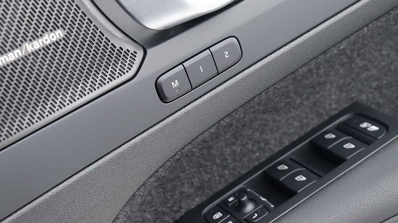 Volvo XC40 B3 (P) Black Edition Ultra (Sunroof, Pilot Assist, BLIS, Heated Seats)
